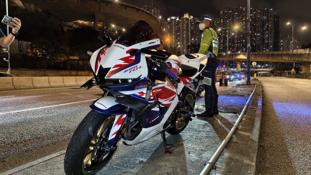 電單車駛至一彎位時失控自炒撞壆。