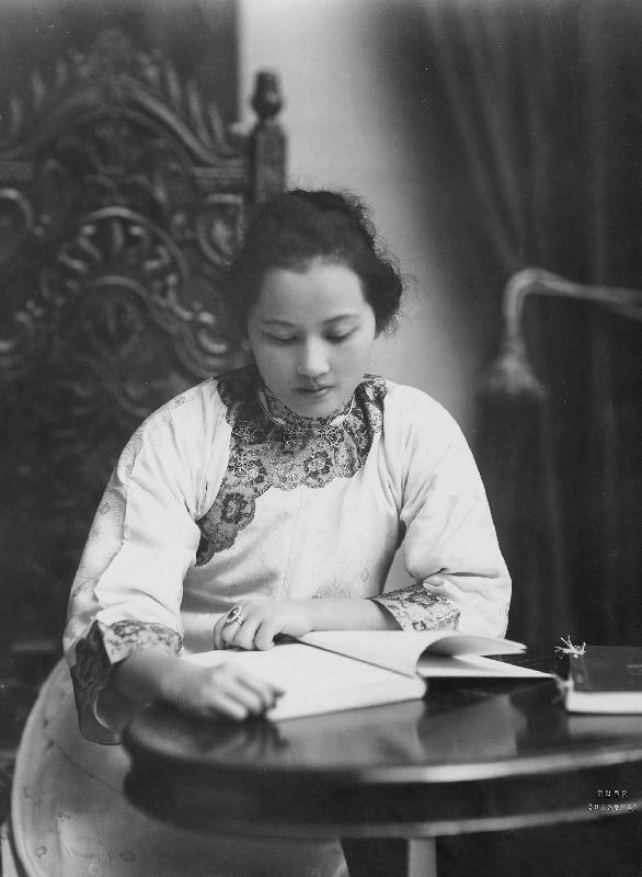 身為孫中山秘書兼助理的宋慶齡在書房工作,1920年攝於上海。 Wiki 身為孫中山秘書兼助理的宋慶齡在書房工作,1920年攝於上海。 Wiki