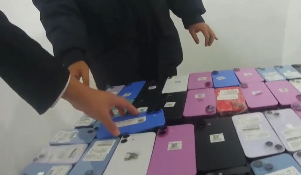 香港男子著“高科技腰封”过拱北海关，被揭发走私56部旧iPhone。海关发布