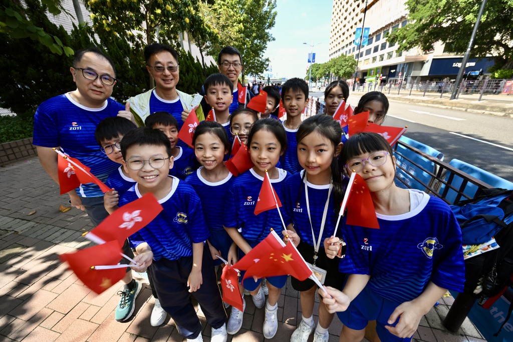 保良局世德小學由老師帶惀13名學生到場觀看火炬傳遞。何家豪攝