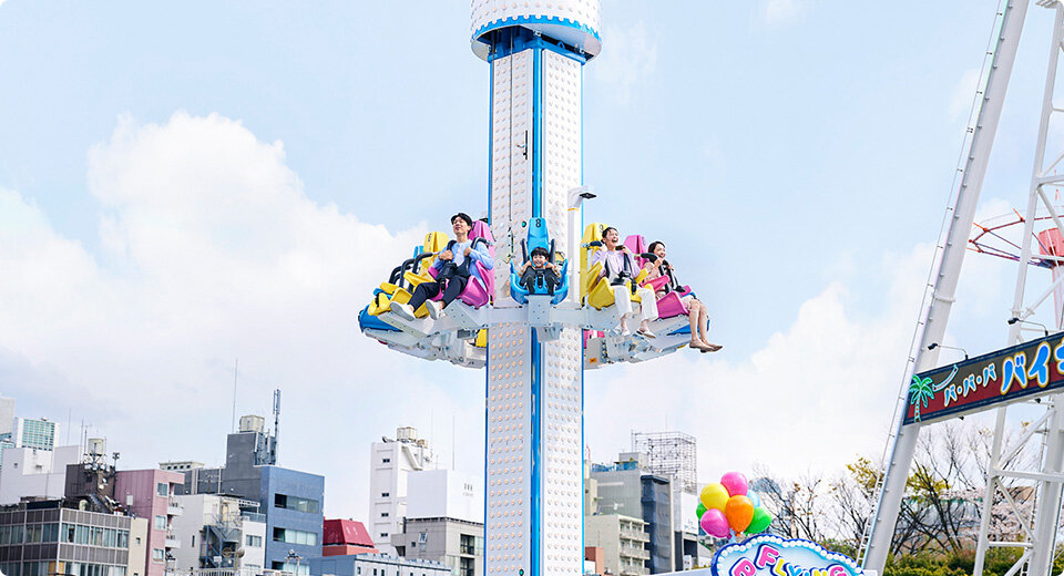 東京巨蛋城遊樂園「飛天氣球」遊樂設施。  官網 