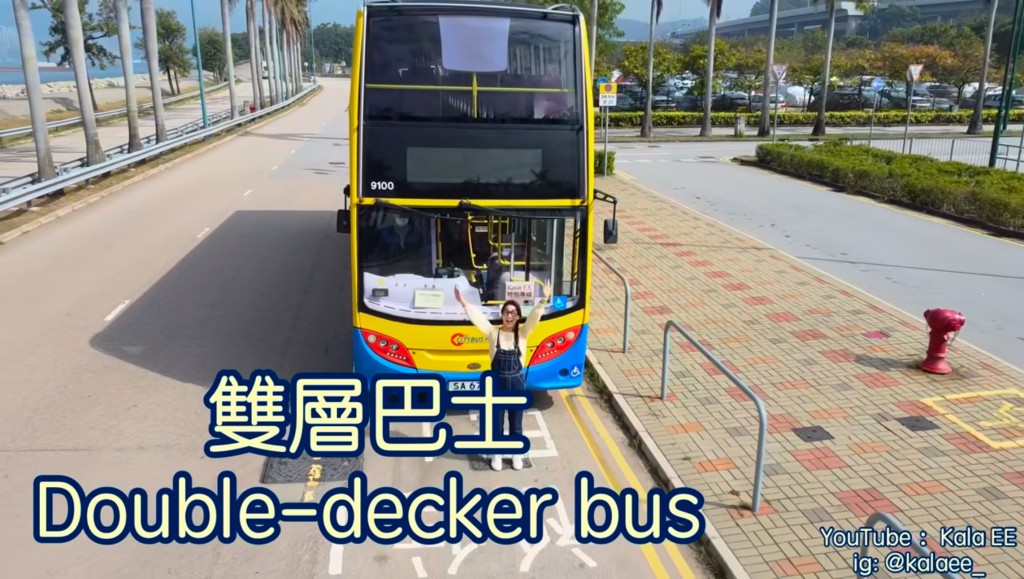 考虑到小朋友难以在短时间内阅读大量文字,因此Fiona的影片只会标示关键字,并加入英文翻译,方便世界各地的观众能够跟得上。(图片来源:YouTube @ Kala EE香港儿童教学频道) 考虑到小朋友难以在短时间内阅读大量文字,因此Fiona的影片只会标示关键字,并加入英文翻译,方便世界各地的观众能够跟得上。(图片来源:YouTube @ Kala EE香港儿童教学频道)