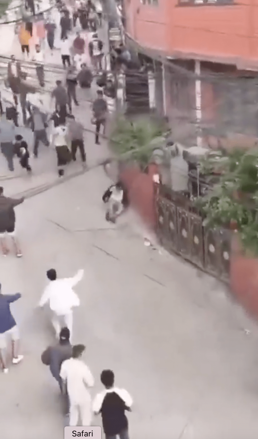 財政部長鮑戴爾（Bishnu Prasad Paudel）在街頭被群眾追打，有關影片在網上瘋傳。X@RShivshankar