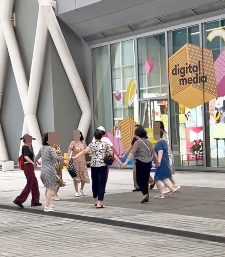 短片長約5秒，見到10名笑容滿面的女子聚 在學院外的空地，手拉手圍成一圈在跳舞 ，跳得興起之餘還由大圈變細圈，舉高手 形成核心，周而復始。Threads截圖