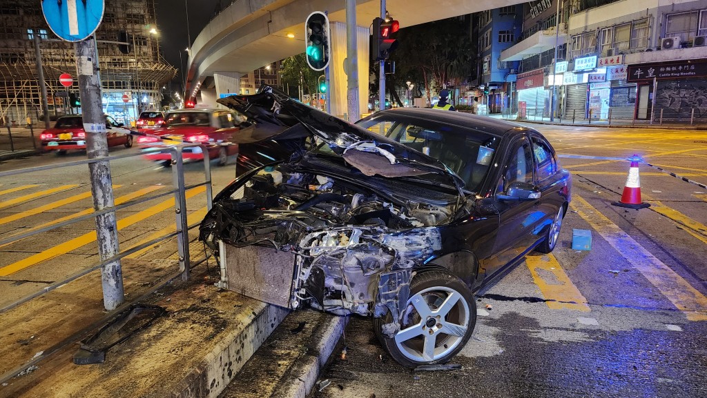 富豪私家車車頭損毀嚴重。黎志偉攝 富豪私家車車頭損毀嚴重。黎志偉攝