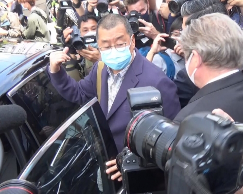 黎智英離開九龍城警署。