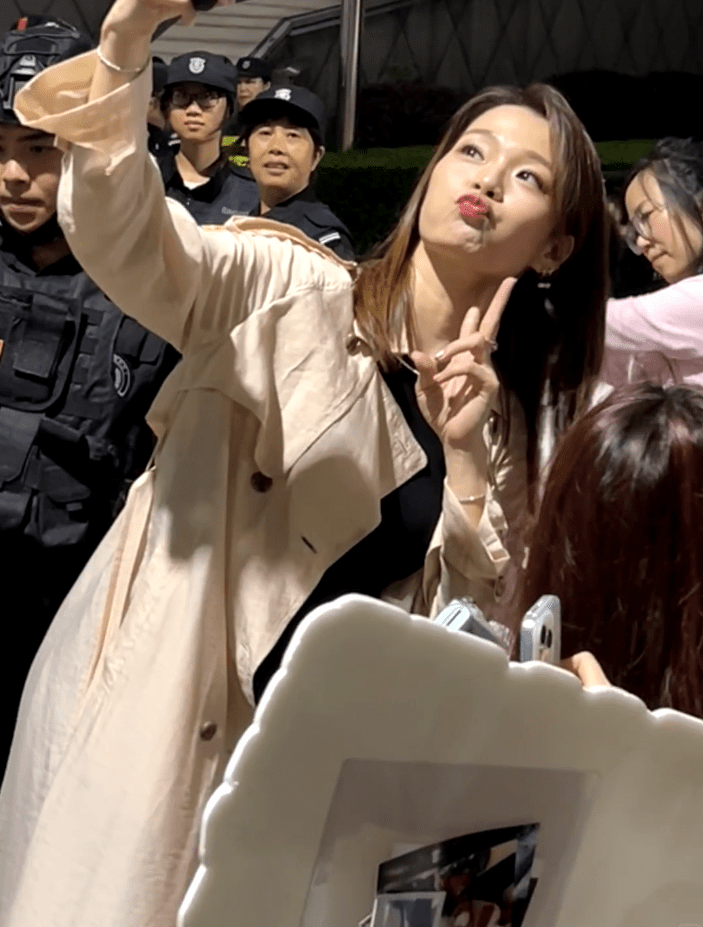 呂慧儀在中山遇上大批粉絲集郵，她更拿起手機與粉絲自拍。