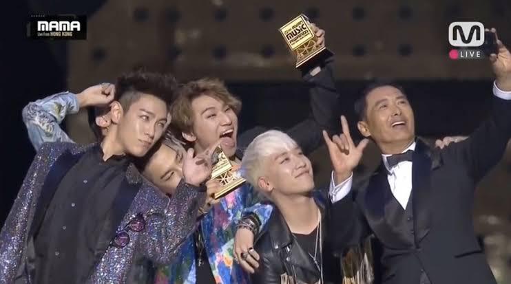 周潤發曾頒獎給BIGBANG。 周潤發曾頒獎給BIGBANG。