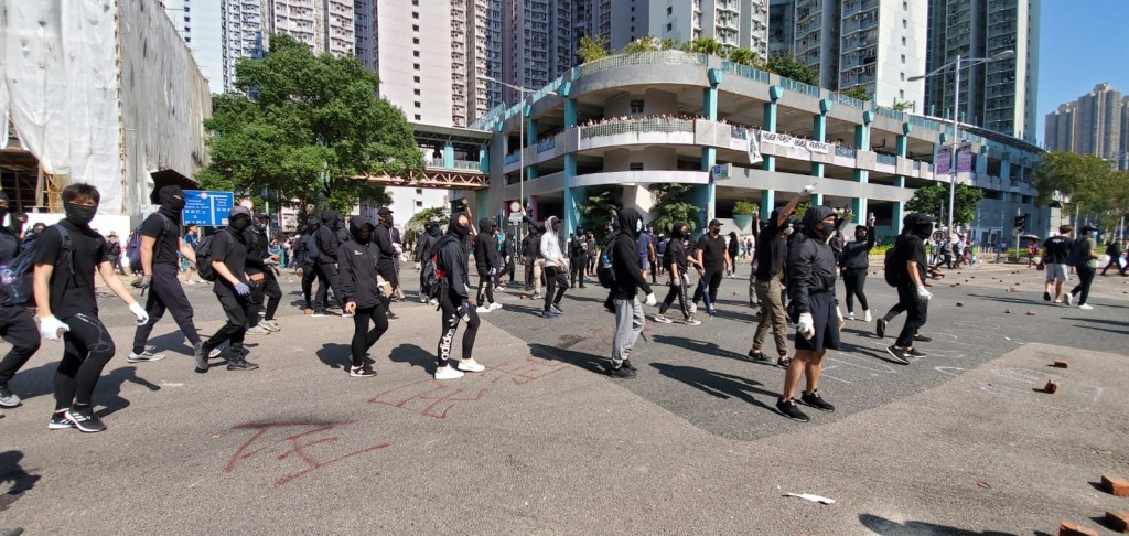 示威者到尚德停車場對出十字路口聚集。