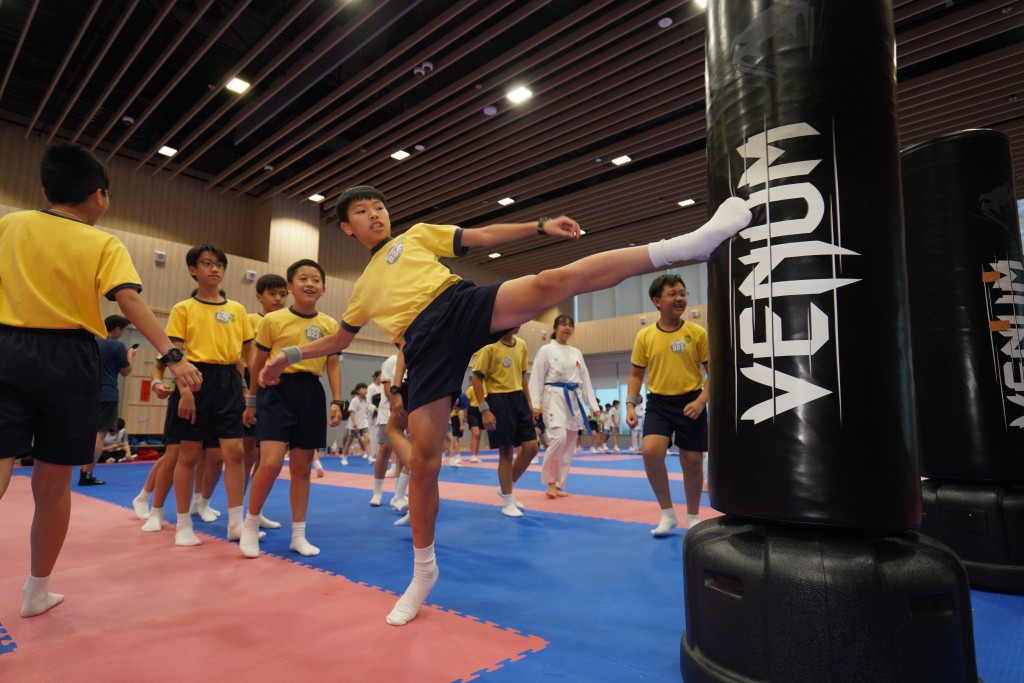 空手道教練及運動員示範直拳、側踢及前蹴等招式，並結合反應與速度練習，參加者積極投入學習各項動作，現場氣氛熱烈。 公關提供