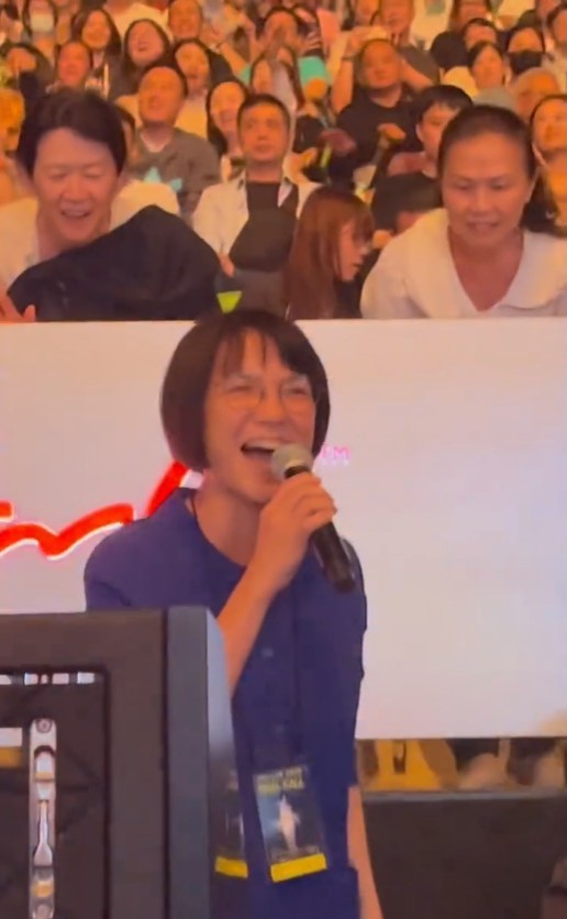 李心潔在劉若英演唱會上，有人遞咪給她，她即high爆大唱。