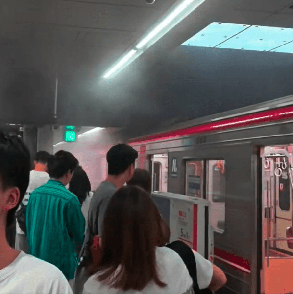 大阪地鐵御堂筋線列車停靠在中津站時有1名乘客的行動電源起火。X@shinnn_atrs