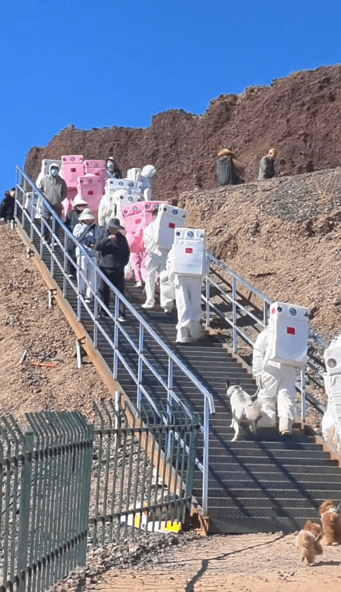 内蒙乌兰哈达火山地质公园似足外太空，引来大量“太空人”打卡。 微博