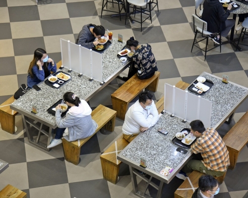 政府推出美食廣場資助計劃，為合資格食店店主提供財政支援。資料圖片