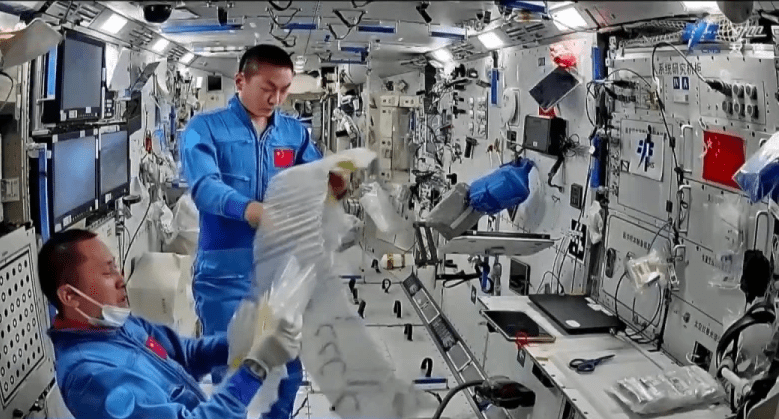 神舟二十三號乘組太空之旅滿兩月，黎家盈等太空人科研忙不停。 央視