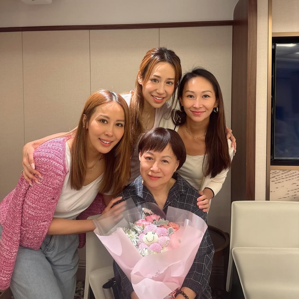 曹媽媽和曹家三姐妹合照。 曹媽媽和曹家三姐妹合照。
