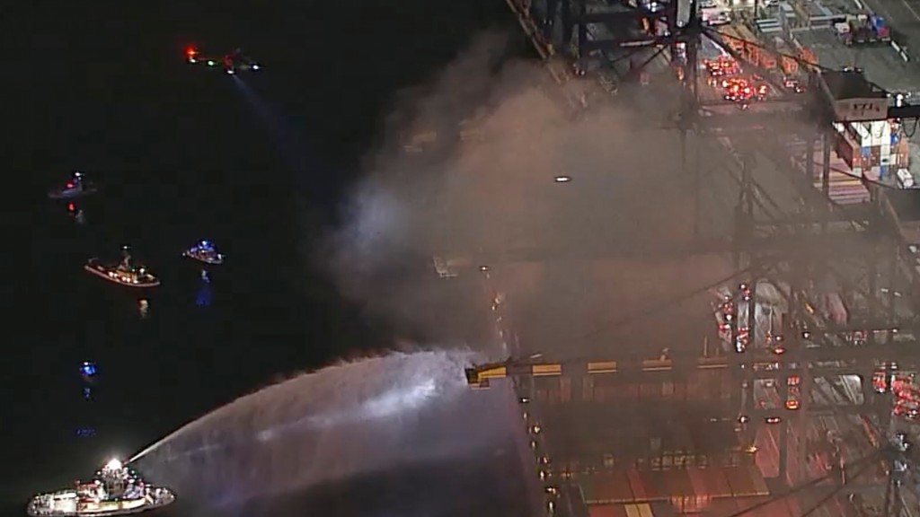 洛杉磯港化學品貨輪爆炸，市長下令「就地避難」。 美聯社