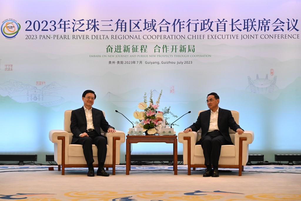家超（左）在貴陽與貴州省委書記、省人大常委會主任徐麟（右）會面。（政府新聞處）