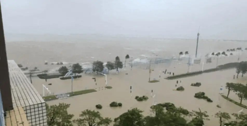 珠海近岸住宅區海水倒灌。  南方都市報