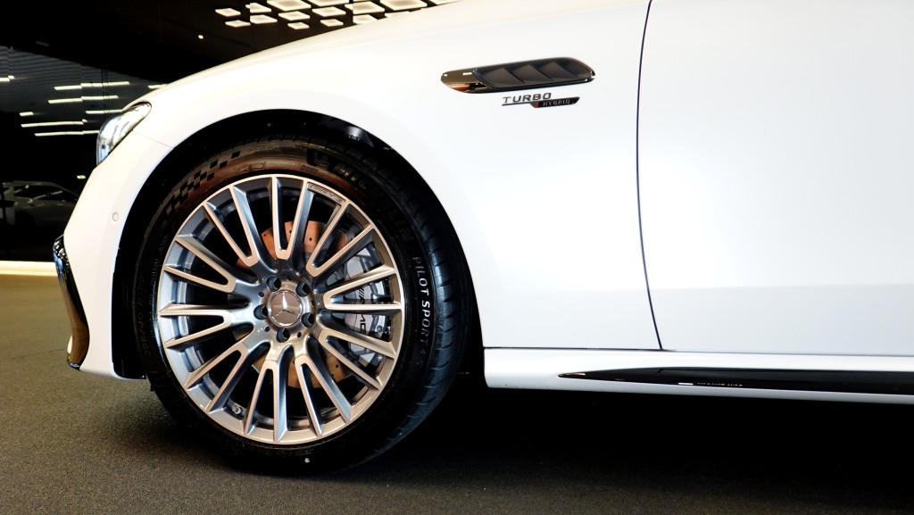 平治Mercedes-AMG E 53 HYBRID 4MATIC+登場：標配設備還有20吋輕鋁合金輪圈和AMG高效煞車系統。