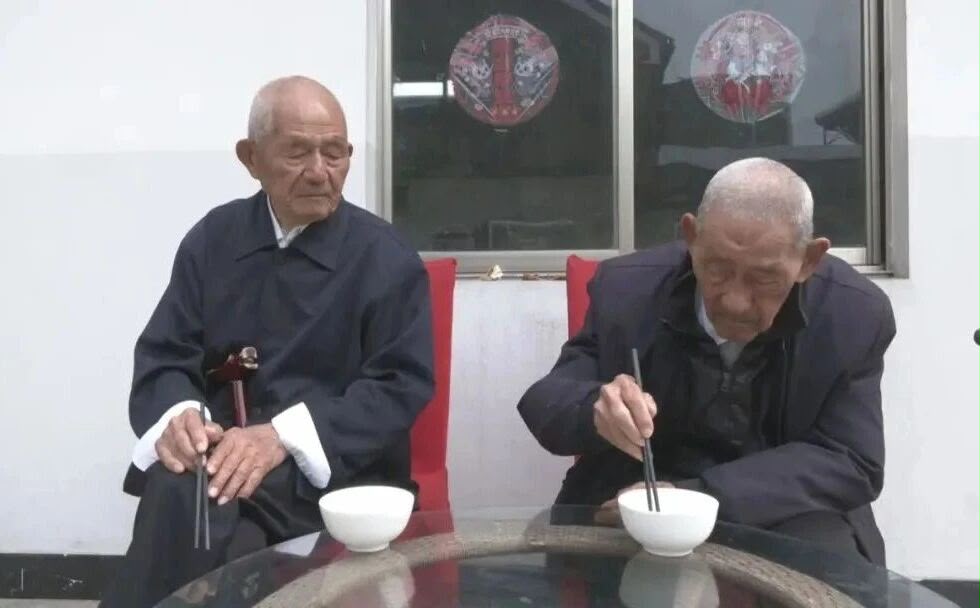 分別104歲與101歲高齡的王良國(左)與王良富(右)兄弟。現代快報 分別104歲與101歲高齡的王良國(左)與王良富(右)兄弟。現代快報