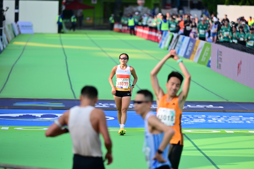 黃卓寧以2小時46分38秒取得全馬「本地女子組」季軍。廖偉業攝