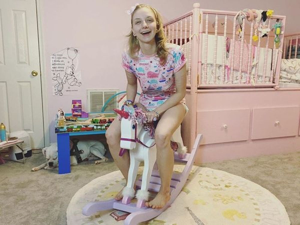 Paigey訂製了一些成人的嬰兒傢具，包括BB牀及高腳椅等。網圖