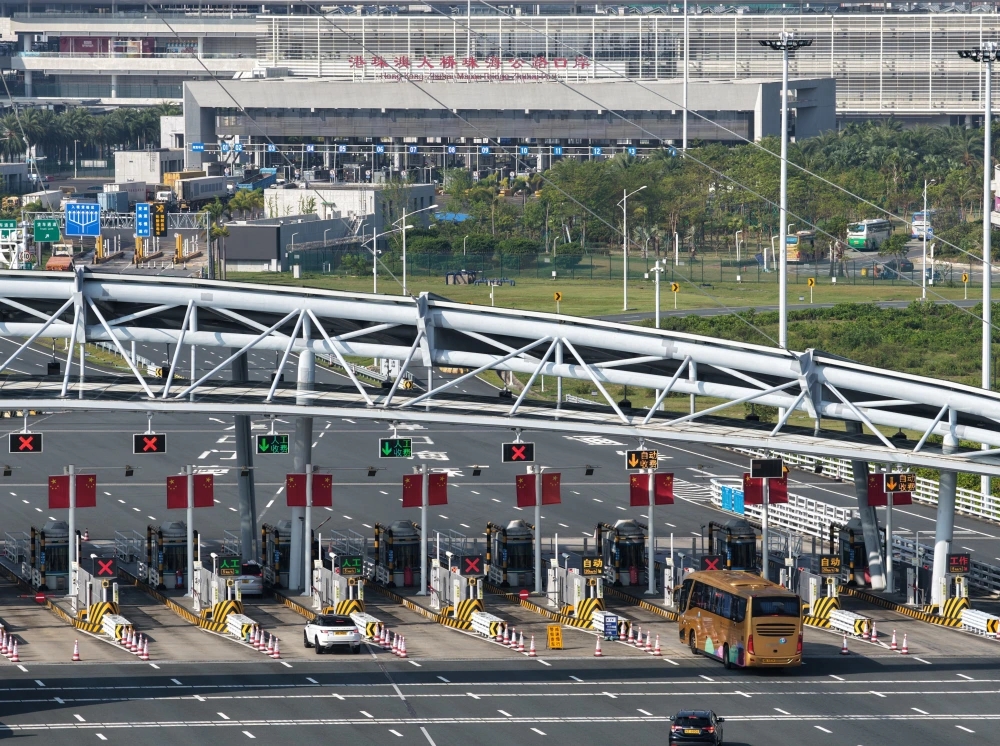 車輛經港珠澳大橋駛向珠海公路口岸。新華社 車輛經港珠澳大橋駛向珠海公路口岸。新華社