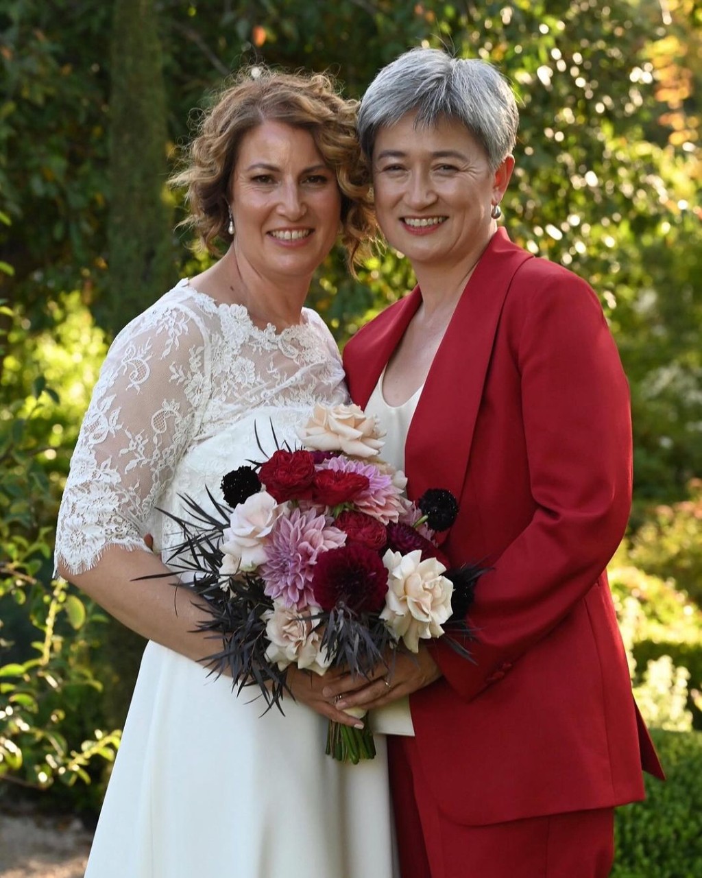 澳洲外交部長黃 英賢昨與相伴近20年的同性伴侶結婚。（instagram）