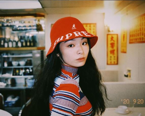 但Dee姐竟然又有一樣的紅帽，何其巧合。