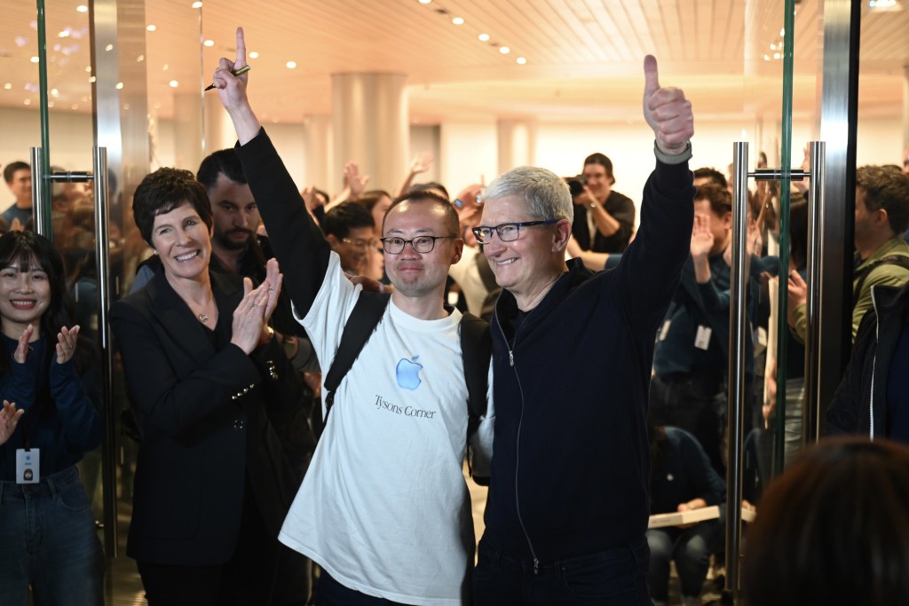 蘋果CEO庫克親自為上海靜安寺Apple Store旗艦店開門揭幕。