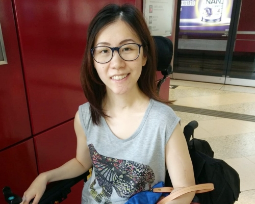 Priscilla指照顧者可協助她上班以至日常生活所需，望政府重新考慮接納新申請。受訪者提供