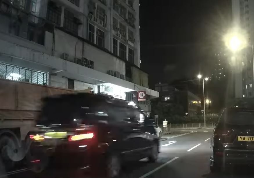 七人車將貓咪捲入車底。fb車cam L（香港群組）圖片