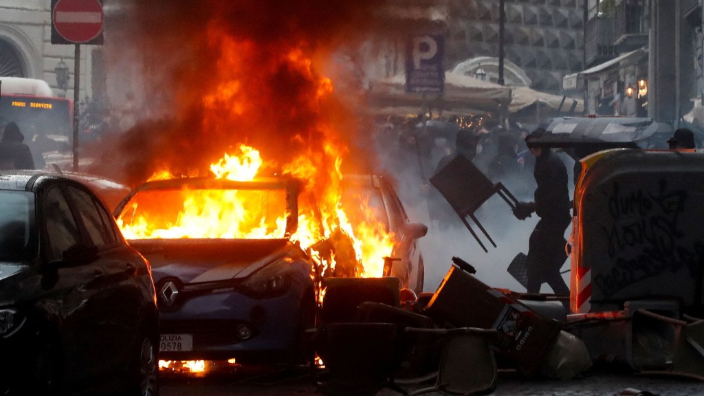  法蘭克福球迷在拿不勒斯巿區，發動暴動，放火燒車等行為，當地政府出動防暴警察，場面混亂。Reuters
