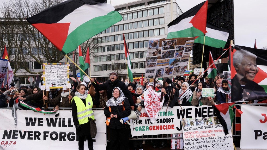 撐巴勒斯坦示威者在海牙國際法院 （ICJ）附近請願。 路透社