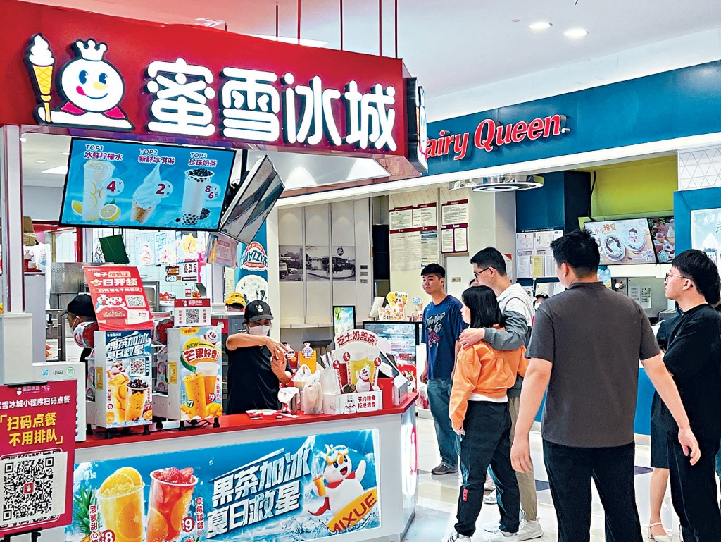 北京一間蜜雪冰城門店外,消費者排隊購買茶飲。 北京一間蜜雪冰城門店外,消費者排隊購買茶飲。