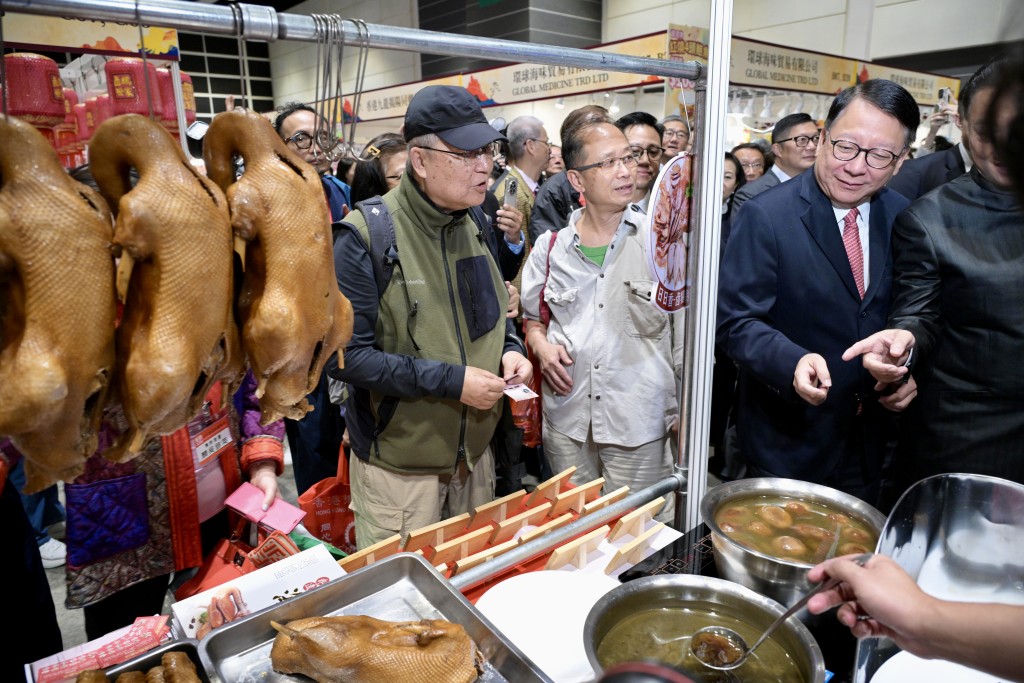 陳國基在陳振彬的陪同下分別到魚蛋、凍肉、茶檔、獅頭鵝攤位試味及購物。蘇正謙攝