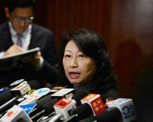 律政司司長鄭若驊到立法會回應提問。