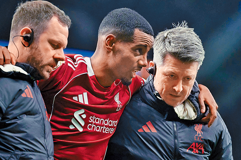 伊沙克（中）未知要養傷多久。