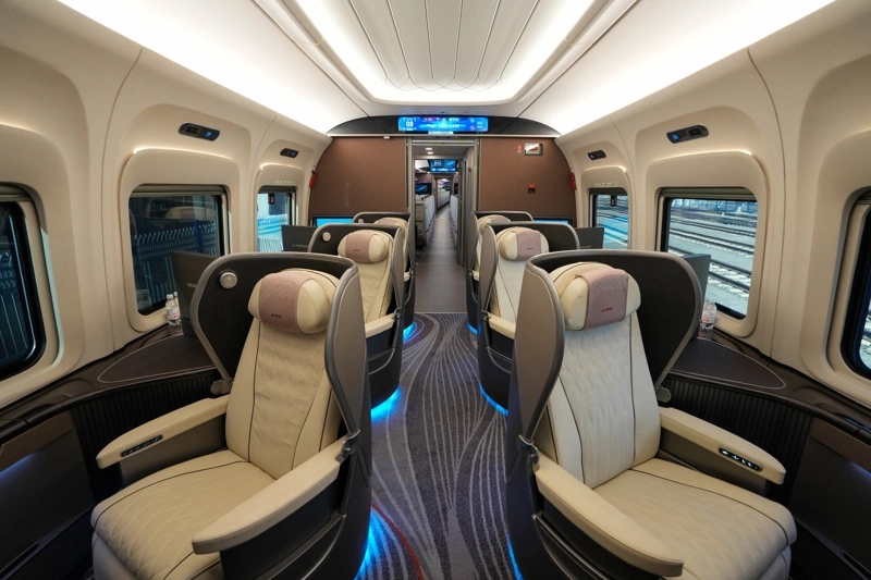 CR450AF動車組樣車車廂內部商務座。新華社