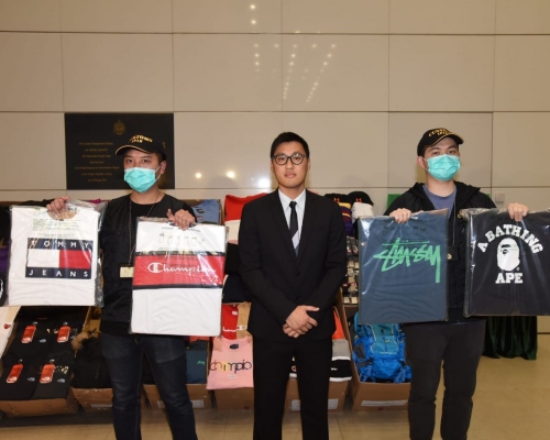 海關共檢獲6400件懷疑冒牌物品,包括服裝、帽、帶及背囊。