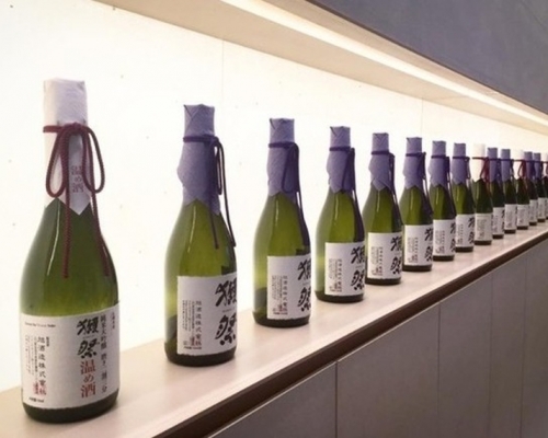 「旭酒造」宣布由於酒精濃度標示錯誤，被迫收回4種、合共約26萬瓶名酒「獺祭」。（網圖）