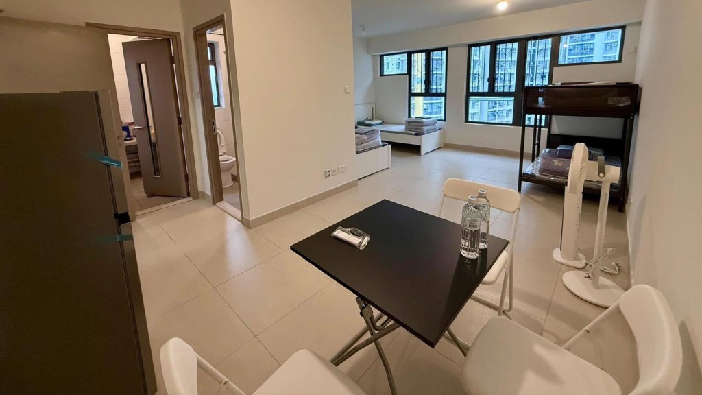 政府本周二至五合共組織12次實地視察的「睇樓團」,安排宏福苑居民參觀過渡性房屋、房協提供單位及青年驛站「啟航1331」。民青局fb 政府本周二至五合共組織12次實地視察的「睇樓團」,安排宏福苑居民參觀過渡性房屋、房協提供單位及青年驛站「啟航1331」。民青局fb