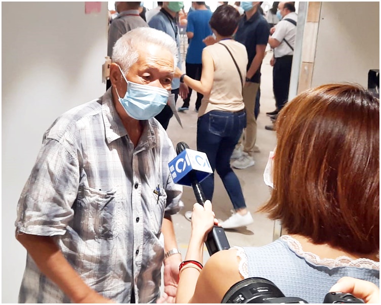 有到場輪候的長者氣憤地指,「老家好多唔識字,填錯都唔出奇,政府點解唔搵人幫啲老人家填呢......」