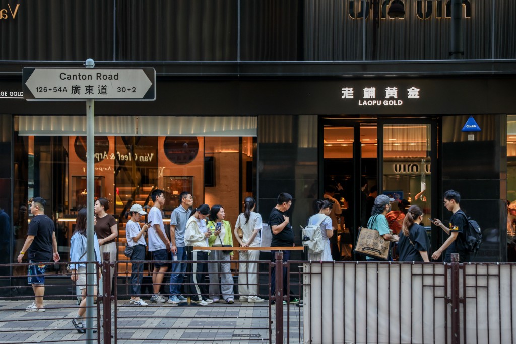 尖沙咀廣東道一帶旅客身影絡繹不絕，金店、奢侈品店前亦有不少遊客排隊。