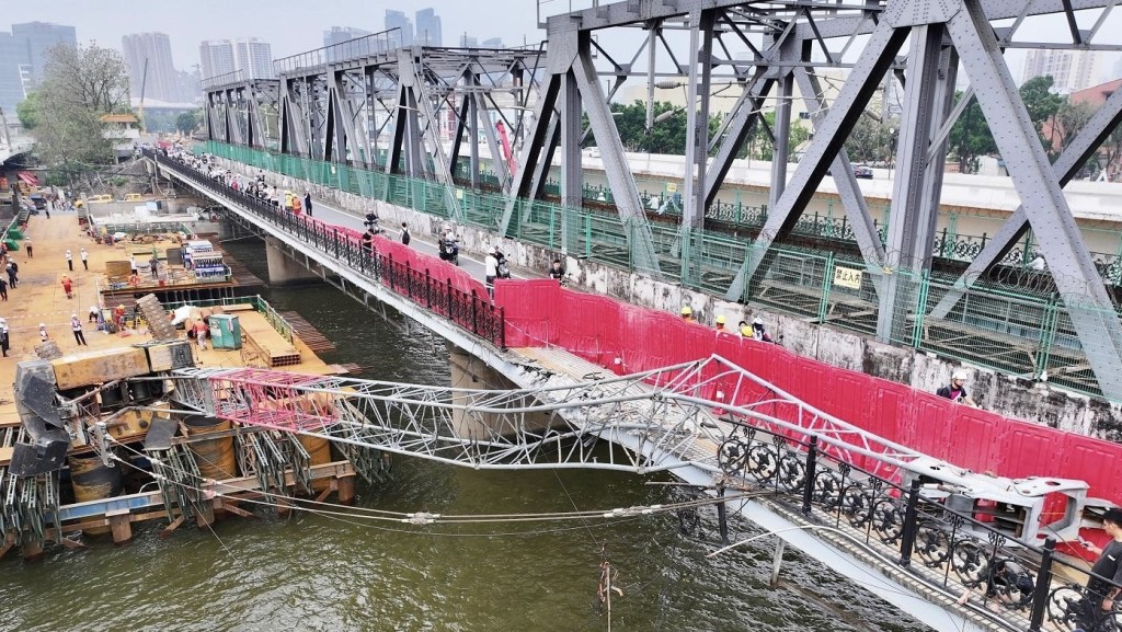 廣州珠江大橋吊機翻側。