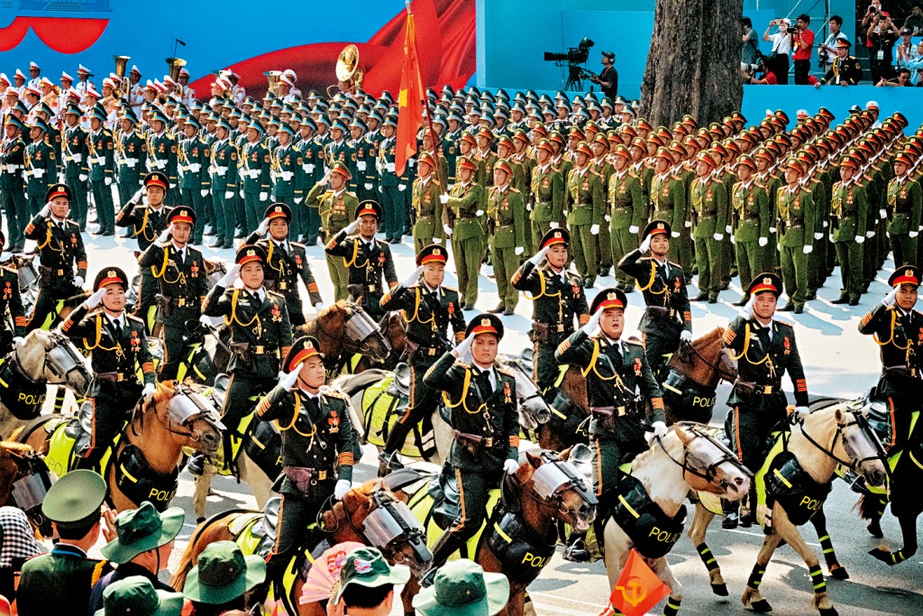 胡志明市舉行越戰結束50周年慶典,越南騎兵隊參加閱兵遊行。