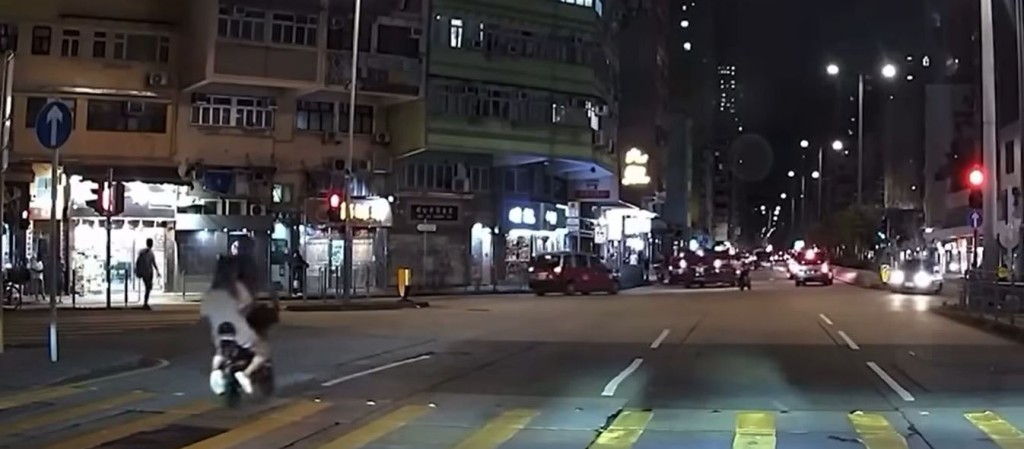 電動單車於荔枝角道飛馳衝燈。FB：馬路的事討論區