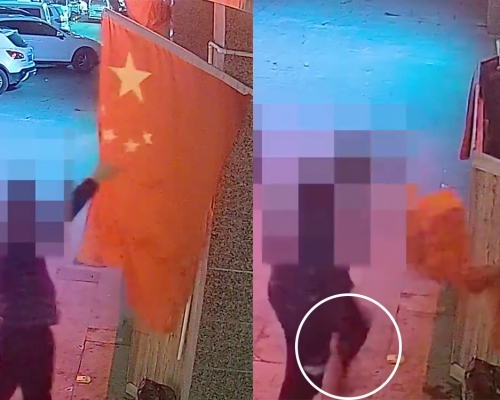 男子用腳踢國旗。微博影片截圖