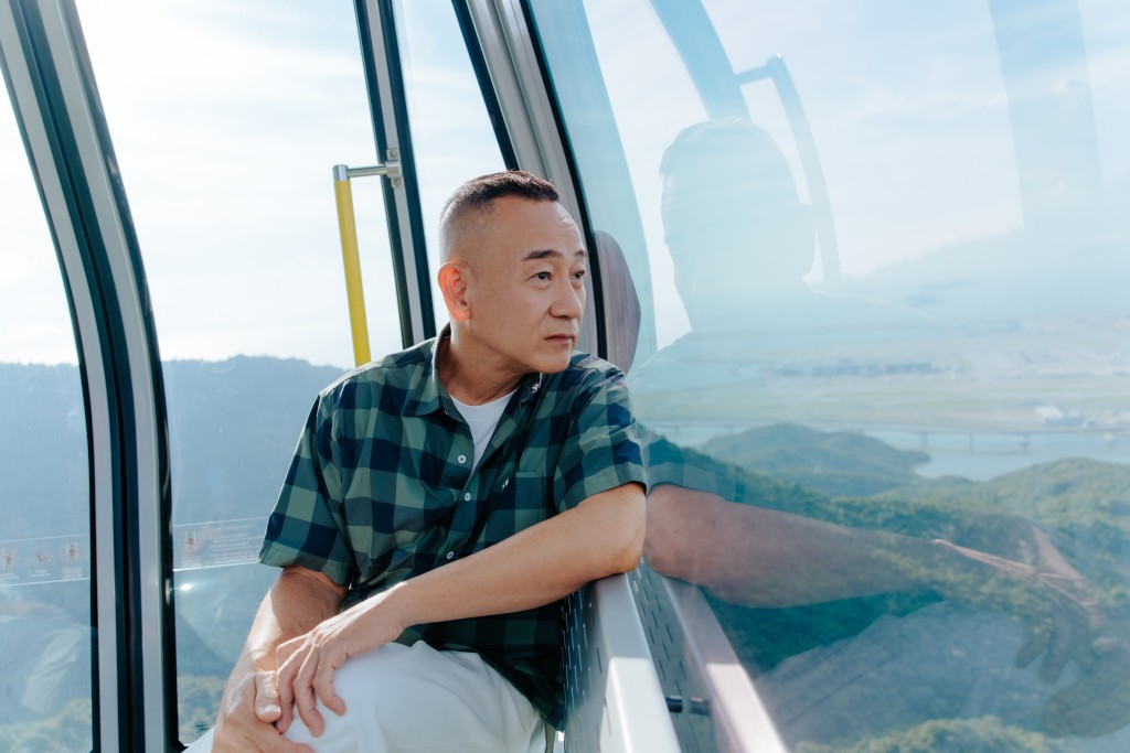 林保怡坐上水晶吊車，從高空角度欣賞東涌及大嶼山景色。